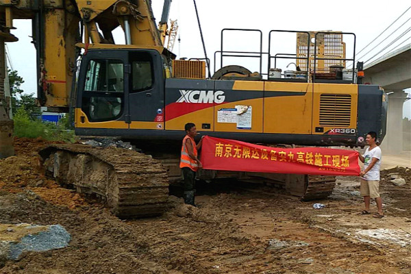 京雄高鐵大型樁基施工中，旋挖鉆機(jī)必不可少.jpg