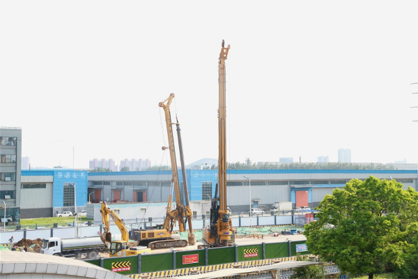 徐工旋挖鉆機(jī)支棱起來(lái).jpg