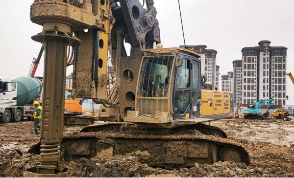 深圳大樁、深樁施工，徐工大噸位旋挖機(jī)展風(fēng)采.jpg